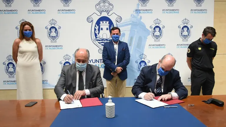 Un momento de la firma.
