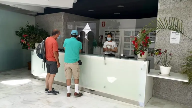 Imagen de las primeras personas atendidas en la oficina tras su reapertura.
