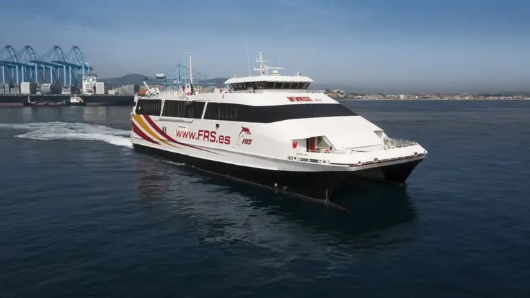 El ferry Ceuta Jet saliendo del Puerto de Algeciras.