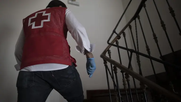 Un voluntario de Cruz Roja.