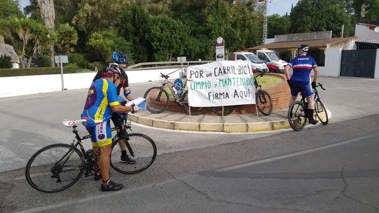 Un instante de la recogida de firmas de los ciclistas.
