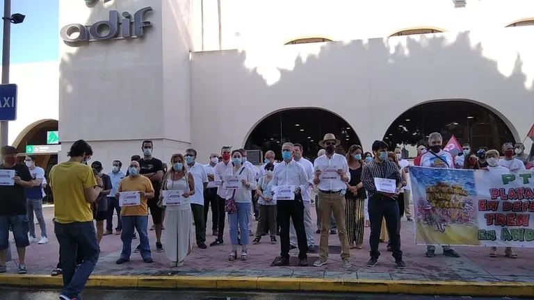 Un momento de la concentraci&oacute;n por el ferrocarril.
