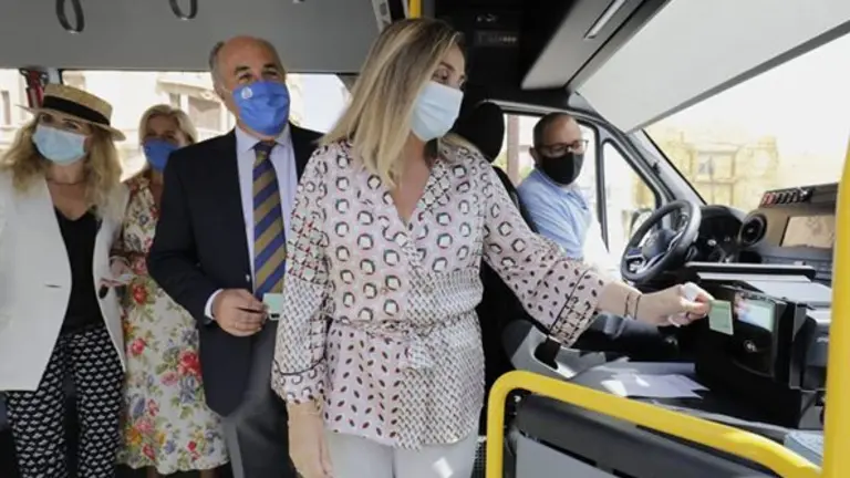 Carazo y Landaluce, en un autob&uacute;s.