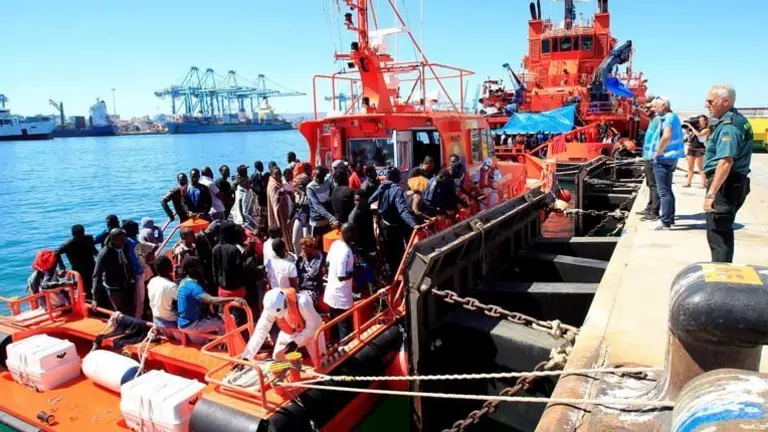 GRAF7517. C&Aacute;DIZ, 26/07/2018.- M&aacute;s de 200 inmigrantes de origen subsahariano permanecen a bordo del buque Mar&iacute;a Zambrano de Salvamento Mar&iacute;timo, atracado en el puerto de Algeciras (C&aacute;diz), ante la imposibilidad de ser acogidos por ning&uacute;n recurso de la Administraci&oacute;n, colapsada por la llegada masiva de inmigrantes a las costas gaditanas. EFE/A.Carrasco Ragel