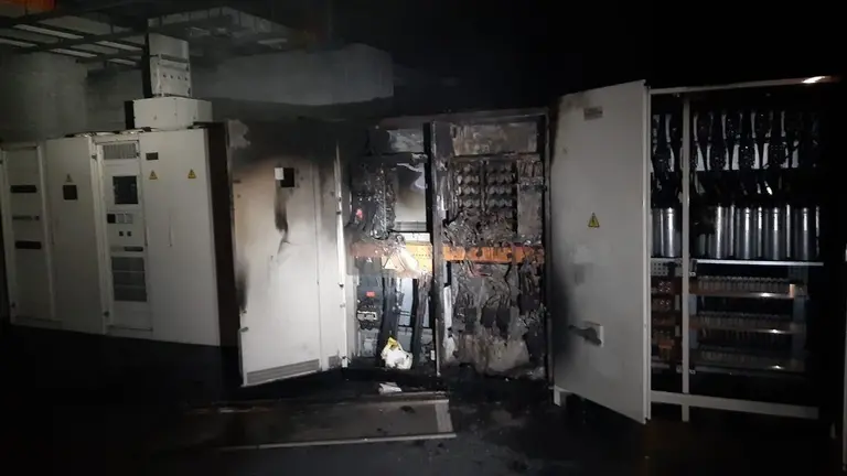 EuropaPress_3259649_bomberos_extinguen_incendio_armario_condensadores_puerto_algeciras