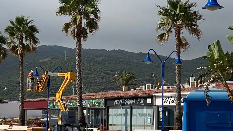 Un operario, en el Paseo de Getares.