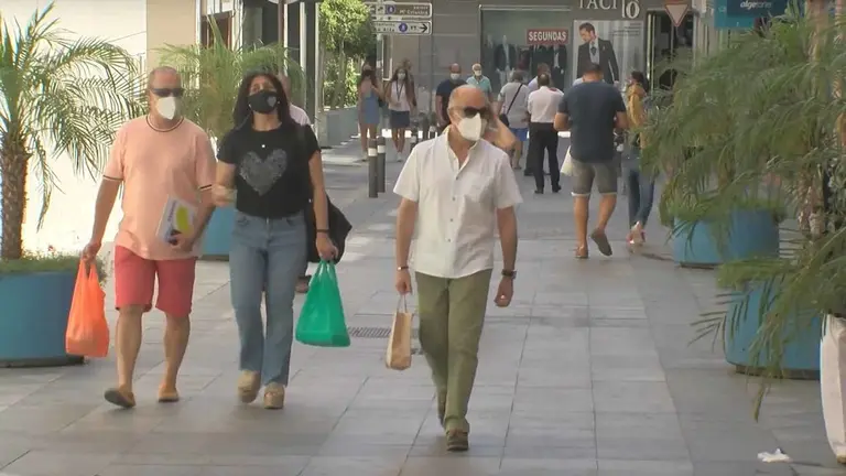 gente paseando con mascarillas