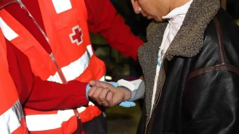 Un inmigrante es atendido por Cruz Roja.