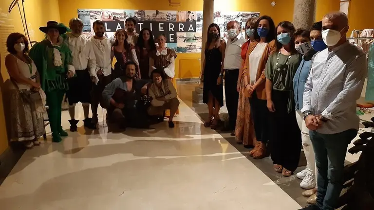 Las autoridades municipales, junto a los actores antes de la funci&oacute;n de esta noche.