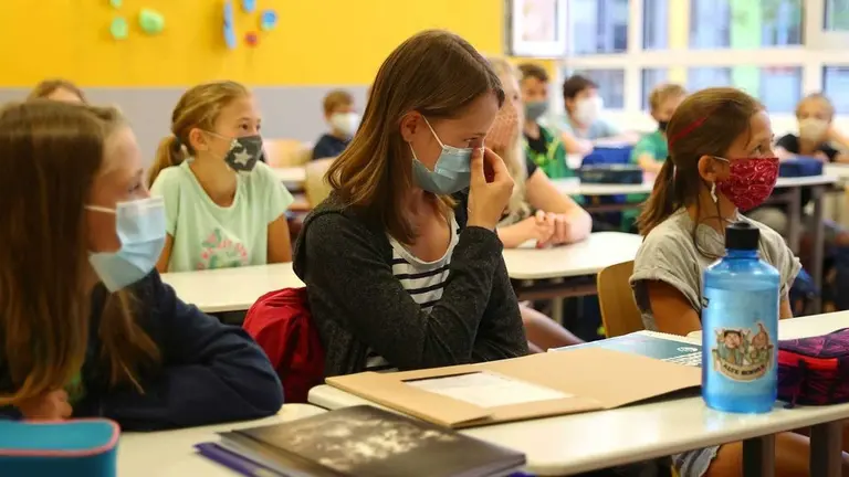 ni&ntilde;as con mascarilla en el aula