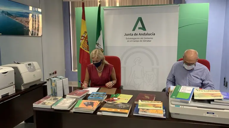 Entrega de material inform&aacute;tico y bibliogr&aacute;fico a AEPA.