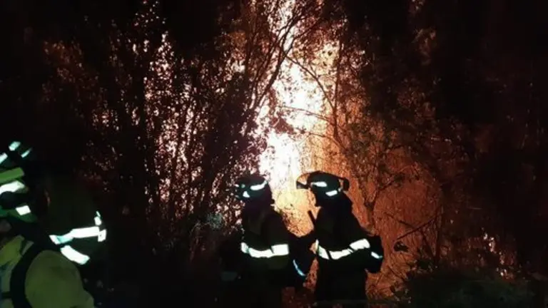 Bomberos, durante la noche.