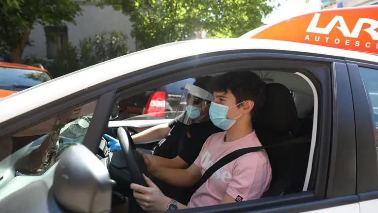 Un profesor y alumno en el coche de autoescuela.