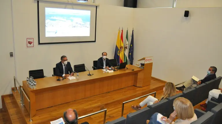 Un momento de la renuni&oacute;n en la C&aacute;mara.