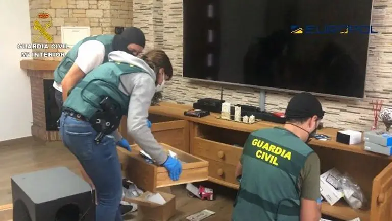 Los agentes, durante la operaci&oacute;n.