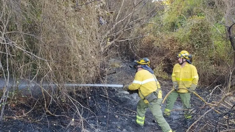 Bomberos intervienen en el incendio del Cortijo de la Hoya en Algeciras.