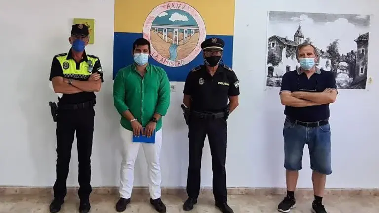 El edil, representantes vecinales y mandos policiales.