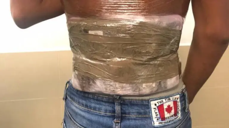El detenido con la droga adosada.