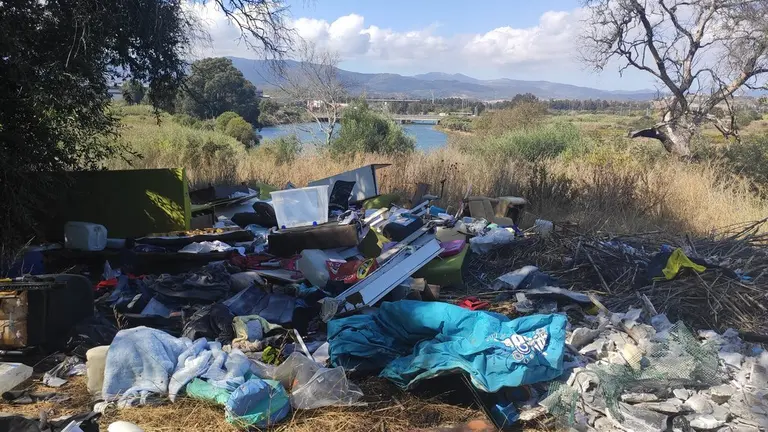 Acumulaci&oacute;n de basuras en avenida del Embarcadero.