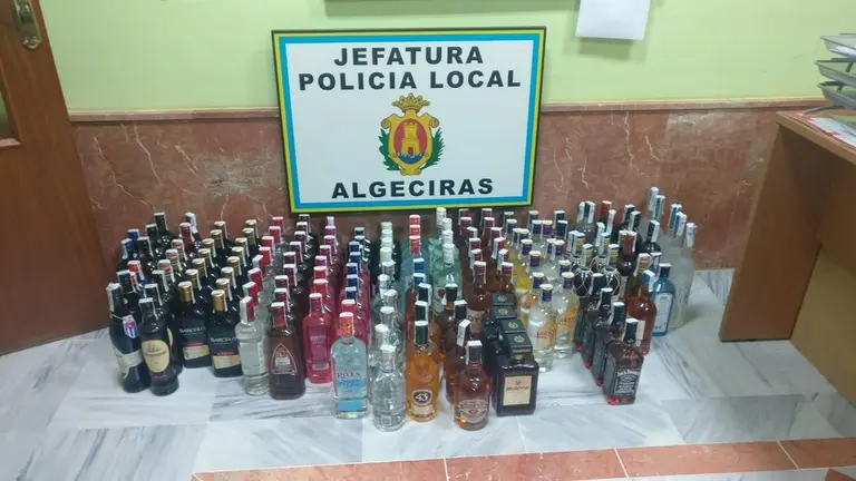 Parte del alcohol intervenido.