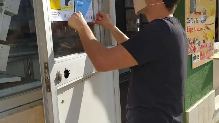 Un usuario mira un cartel.