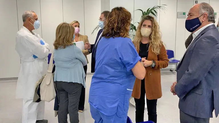 Mestre, junto a Landaluce, en su visita al centro de salud Algeciras-Centro.