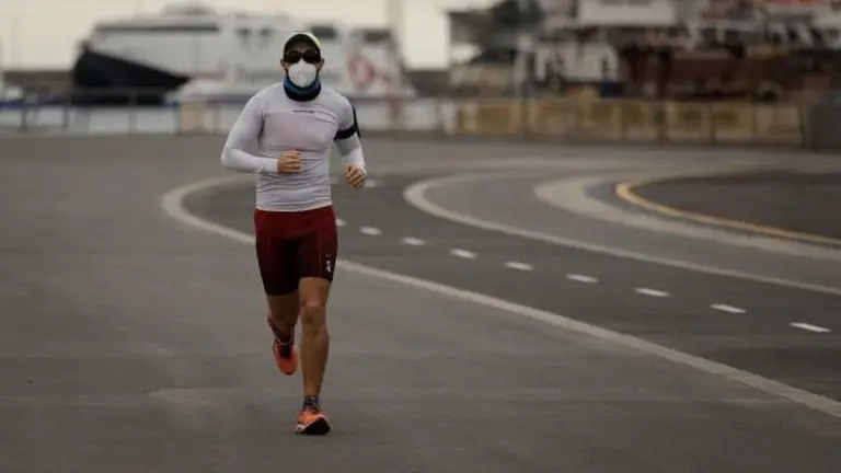 deportista con mascarilla