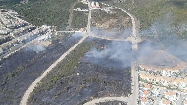 EuropaPress_3395478_30_bomberos_helicoptero_intervienen_incendio_linea