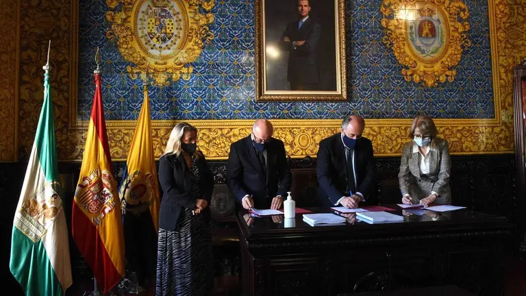 Un momento de la firma.