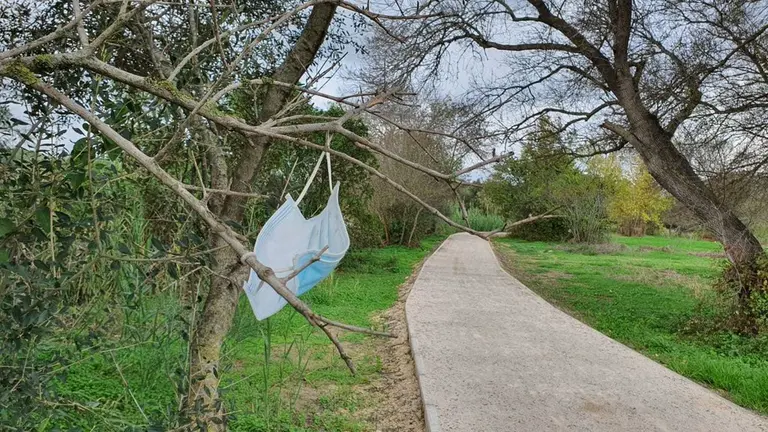 Una mascarilla, en un paraje natural.