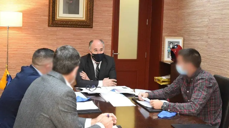 El alcalde, con representantes de Vigilancia Aduanera.
