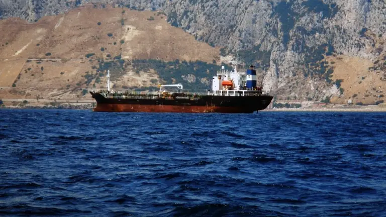 Buque fondeado detr&aacute;s de Gibraltar.