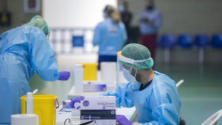 Sanitarios en la prueba de test ant&iacute;genos para el cribado masivo de la detecci&oacute;n del covid 19 .