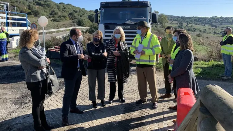 Mercedes Colombo en una de las obras de las carreteras intervenidas en el Campo de Gibraltar.