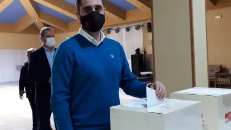 Perea votando