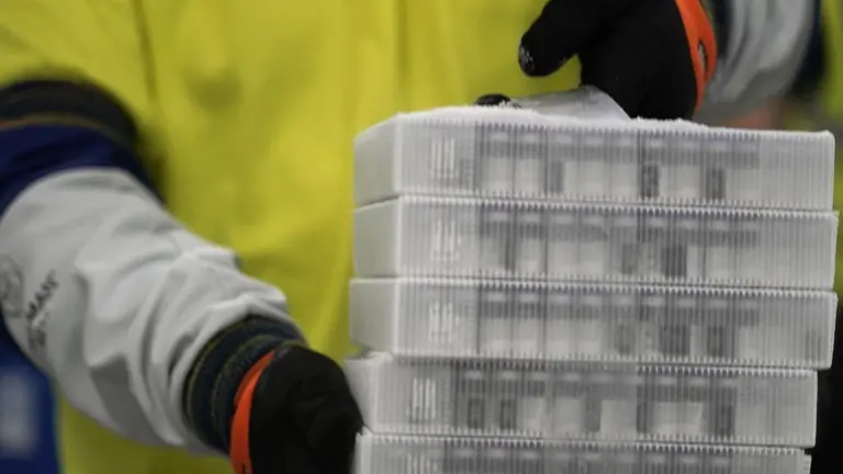 EuropaPress_3477705_viales_vacuna_contra_coronavirus_pfizer