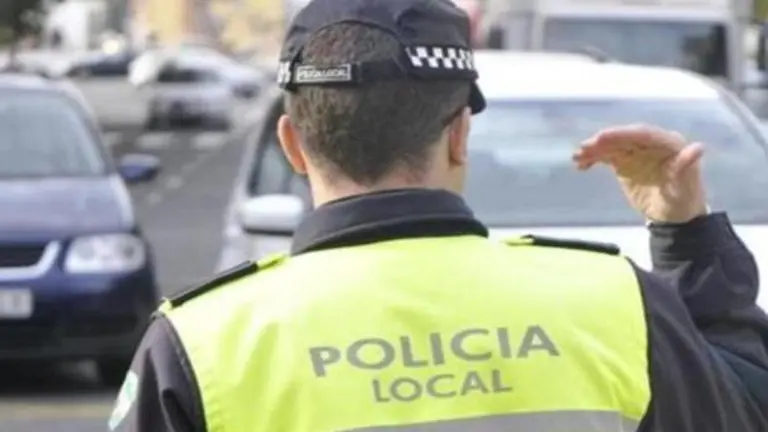 Un polic&iacute;a local.