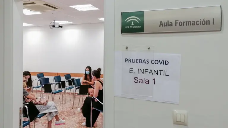 Profesores esperan la prueba.