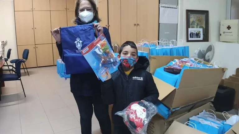 Cid entrega su premio a un ni&ntilde;o.