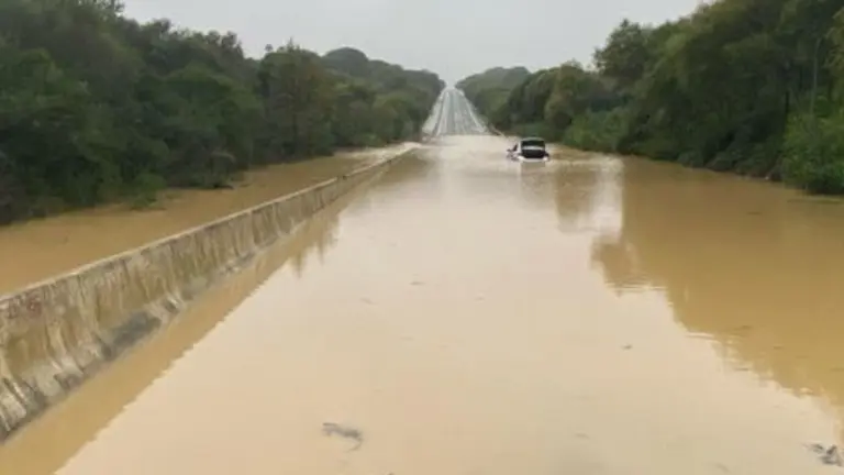 Carretera anegada.