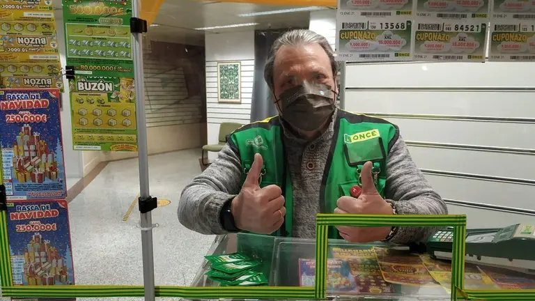 Jos&eacute; Jim&eacute;nez, vendedor de la ONCE.