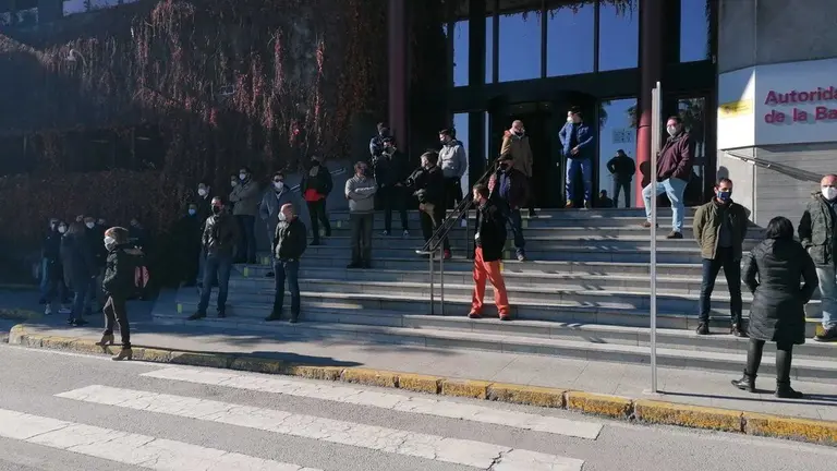 Imagen de la concentraci&oacute;n a las puertas de la sede de la APBA.