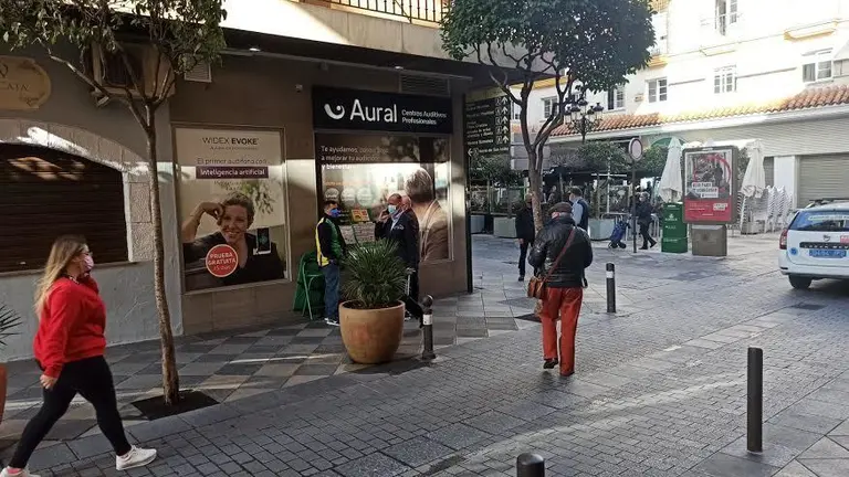 Ciudadanos con mascarillas, por el centro de la ciudad.