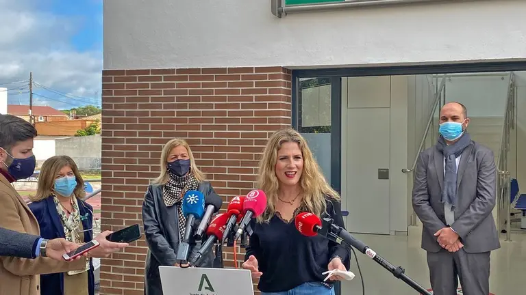Ana Mestre comparece en la puerta del nuevo centro de salud.
