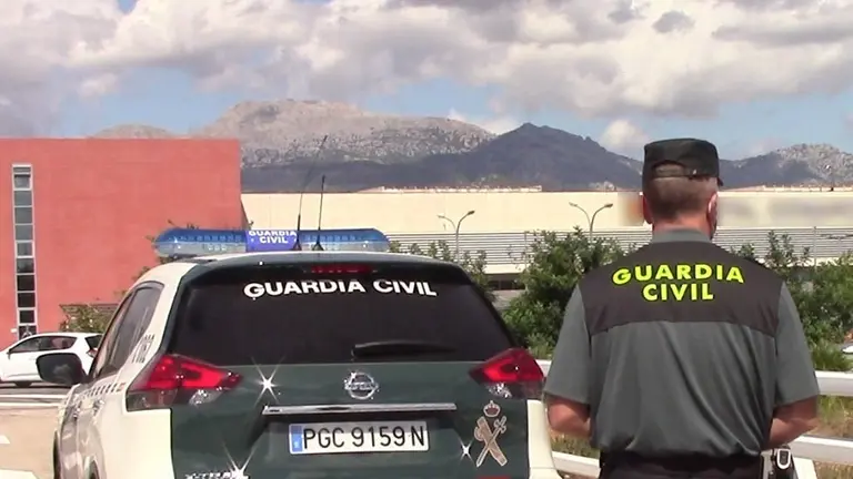 EuropaPress_3528774_vehiculo_guardia_civil_agente_espaldas