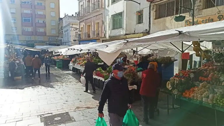 Ciudadanos, con mascarillas en el mercado.