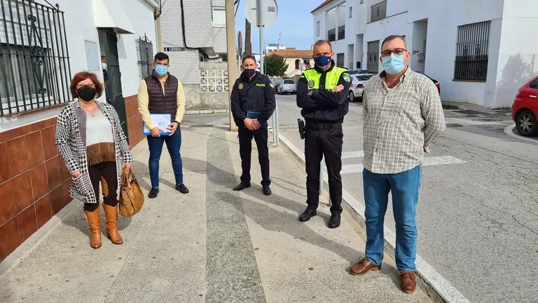 Jorge Juli&aacute; junto a los agentes de las Polic&iacute;a Local y los representantes vecinales de la AVV El Embarcadero.