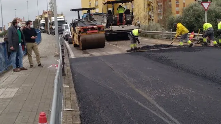 Operarios trabajan en la zona.