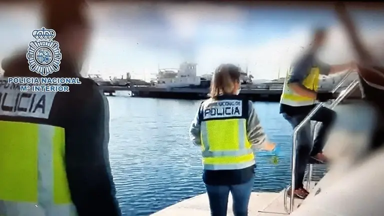 Agentes de la Polic&iacute;a Naciona inspeccionan el yate.