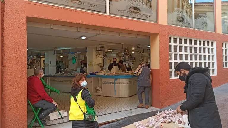 Gente pasea por Algeciras.